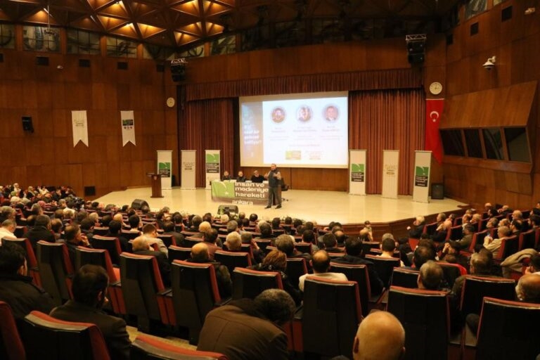 İnsan ve Medeniyet Hareketi Ankara Kocatepe TDV Konferans Salonunda “Bizi Nasıl Bir Gelecek Bekliyor” başlıklı panel düzenledi.