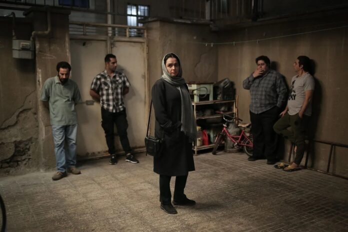 İran sinemasından yine parlak bir örnek: Güzel şeylerin olmasından bile korkan “Leyla’nın Kardeşleri”