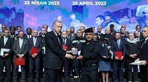 Erdoğan’dan Kürdistan Bölgesi Acil Durum Ekibi Başkanı’na plaket