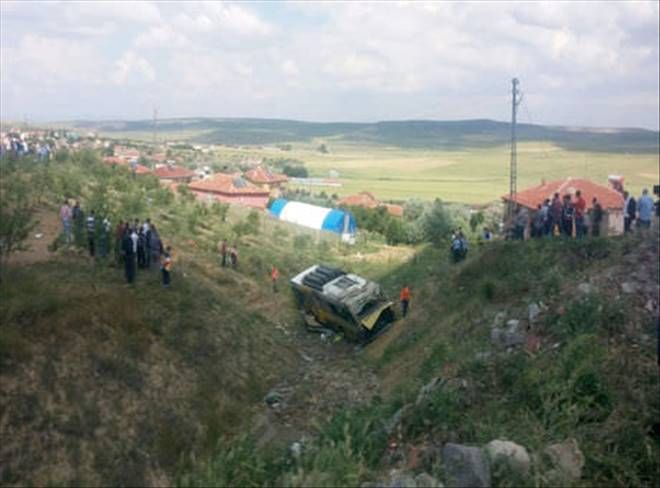 BELEDİYE OTOBÜSÜ KAZA YAPTI : ÖLÜ VE YARALILAR VAR!