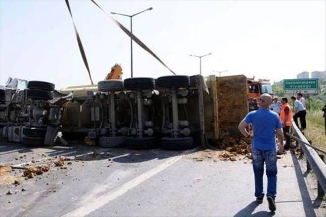 İSTANBUL TEM OTOYOLU´NDA HAFRİYAT KAMYONU DEVRİLDİ TRAFİK FELÇ OLDU