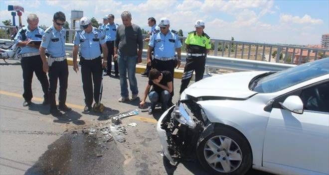 OTOMOBİLLER ÜST GEÇİTTE ÇARPIŞTI: 2 YARALI