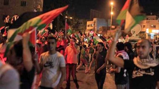FİLİSTİNLİLER RAMALLAH´TA TENCERE ÇALARAK HAYAT PAHALILIĞINI PROTESTO ETTİ