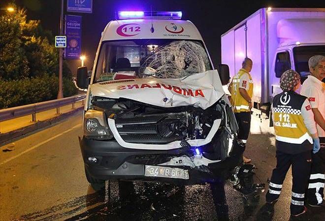 BEŞİKTAŞ´TA AMBULANS İLE MOTORSİKLET ÇARPIŞTI