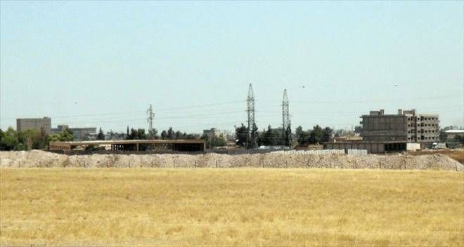 SINIRDA HENDEK KAZMA ÇALIŞMALARI DEVAM EDİYOR