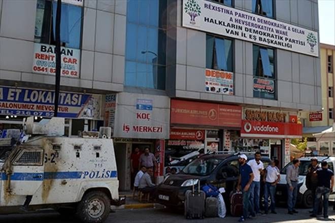 Van´da HDP binasına saldırı