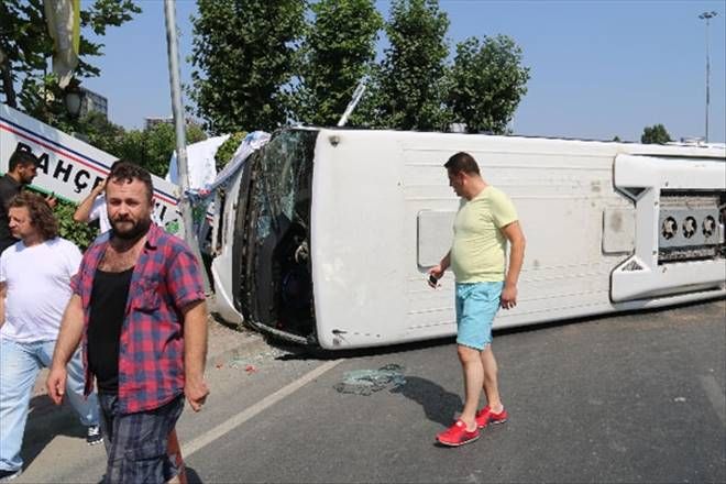 İstanbul´da yolcu minibüsü devrildi
