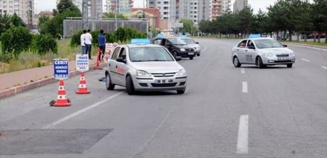 Ehliyette yeni dönem sürücüleri zorluyor