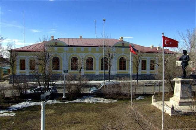 Valilik önünde bomba alarmı!