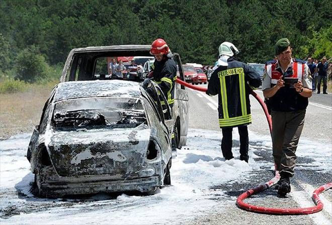 ÇANAKKALE´DE OTOMOBİL İLE MİNİBÜS ÇARPIŞTI: 3 ÖLÜ 1 YARALI