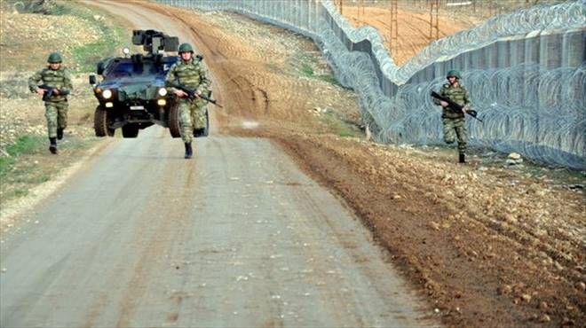 SINIRDA ARAÇ DEVRİLDİ: 3 ASKER YARALI