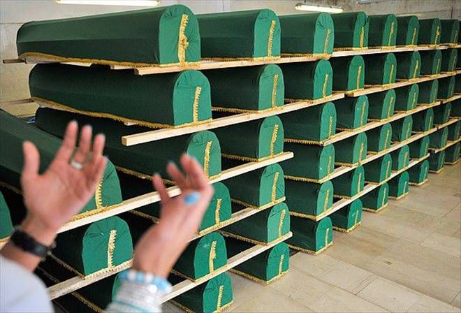 SREBRENİTSA´DA ÜÇ KUŞAK BİRDEN TOPRAĞA VERİLECEK