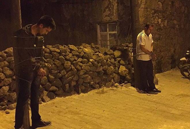 İNSAN KAÇAKÇILARINI YAKALAYIP DİREĞE BAĞLADILAR