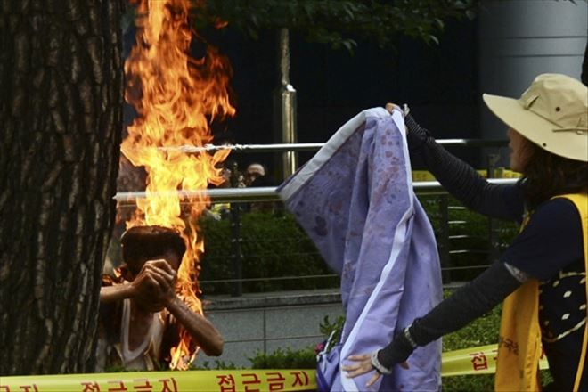 Japonya´yı protesto için kendini yaktı