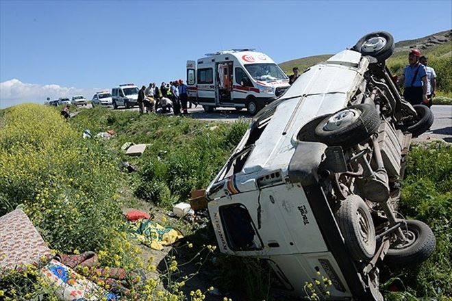 Suriyelileri taşıyan araç kaza yaptı: 9 ölü