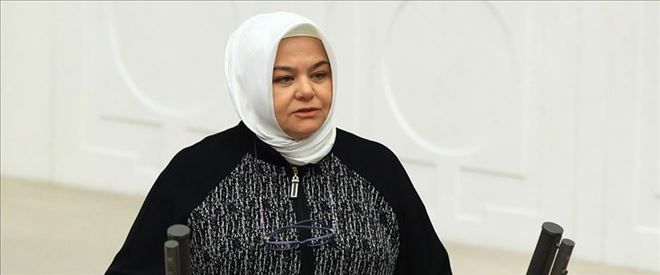 Başörtülü bakan: İlk olmak güzel ama...