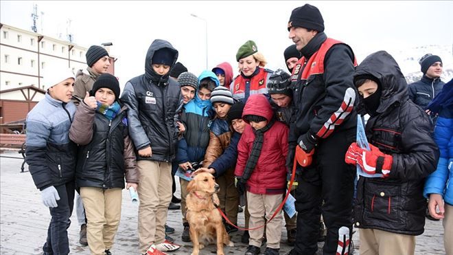  Çocuklar jandarma sayesinde Erciyes´le tanıştı