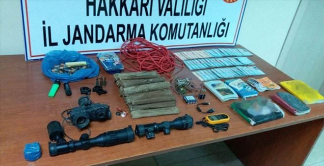 Hakkari´de terör örgütü PKK´ya darbe: Patlayıcı ve nüfus cüzdanı ele geçirildi
