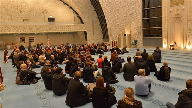 DİTİB Köln Camisi´ne Almanlardan yoğun ilgi