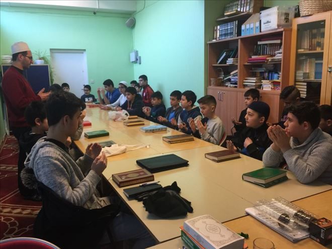 İsveç´teki gurbetçi çocuklar Türk askeri için dua etti 