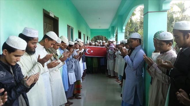 ARAKANLI YETİMLER MEHMETÇİK İÇİN DUA ETTİ