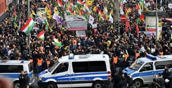 ALMANYA´NIN KÖLN KENTİNDE PKK´LILAR ÖCALAN BAYRAKLARIYLA YÜRÜYÜŞ DÜZENLEDİ