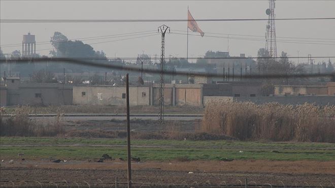 TEL ABYAD´A TERÖR ÖRGÜTÜNÜN BEZ PARÇALARI ASILDI