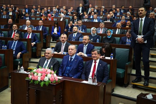 AK PARTİ GRUP TOPLANTISINDA DİKKAT ÇEKEN GÖRÜNTÜ