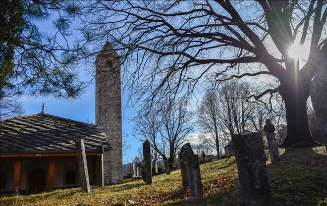 Saat kulesini andıran minaresiyle zamana direnen Osmanlı camisi