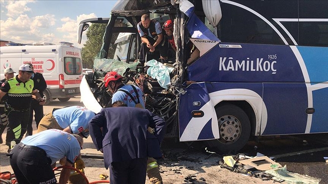 BALIKESİR´DE YOLCU ÖTOBÜSÜ TEMİZLİK ARACINA ÇARPTI: 1 ÖLÜ, 17 YARALI