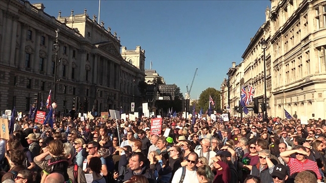 LONDRA´DA YÜZBİNLER YENİ BREXİT REFERANDUMU İÇİN YÜRÜDÜ