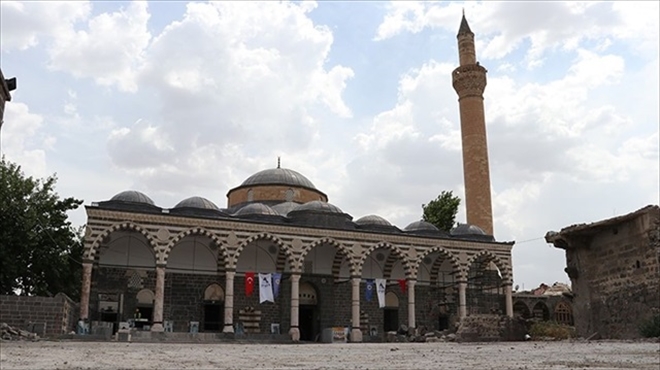 TERÖRİSTLERİN TAHRİP ETTİĞİ CAMİLER YENİDEN İBADETE AÇILDI