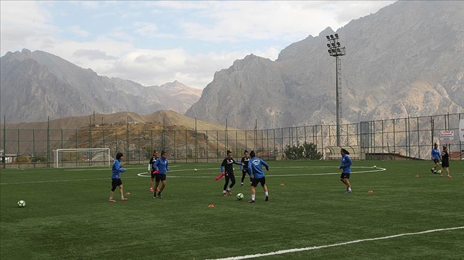 HAKKARİLİ KADINLARIN FUTBOL BAŞARISI DİKKAT ÇEKTİ