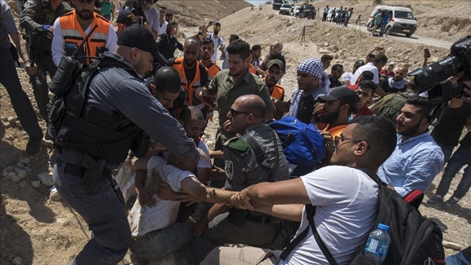 İSRAİL GÜÇLERİ 17 FİLİSTİNLİYİ GÖZALTINA ALDI