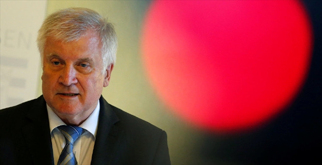 Almanya İçişleri Bakanı Seehofer: Parti liderliğini bırakacağım