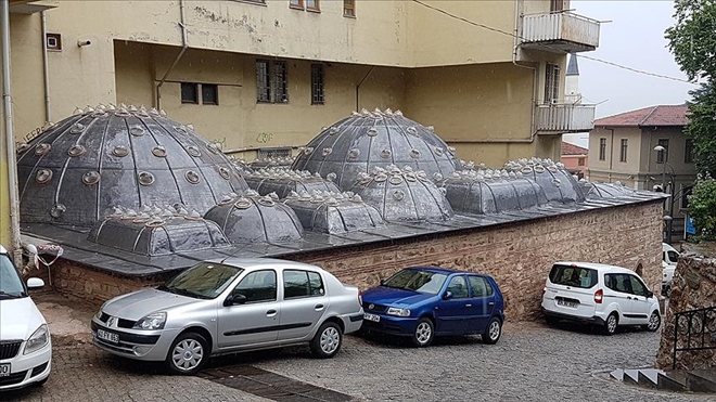 Üzerinde apartman bulunan tarihi hamam restore edildi