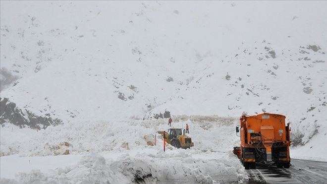 Hakkari-Şırnak yoluna çığ düştü