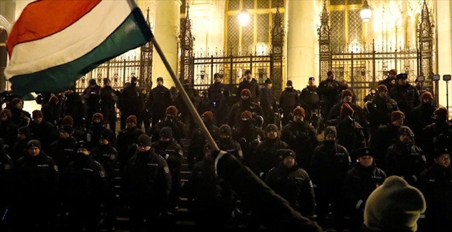 Macaristan´da ´köle yasası´ protestosu üçüncü gününde