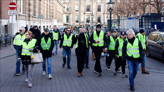 Hollanda´da sarı yeleklilerden protesto gösterisi