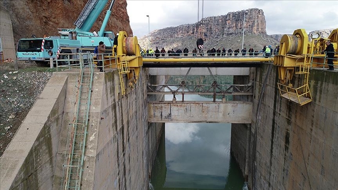 Dicle Barajı´nda kopan kapağın montajına başlandı