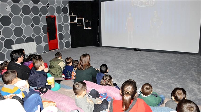 Köy çocuklarının ilk ´beyazperde´ heyecanı