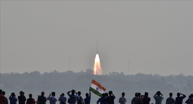 Hindistan, nükleer başlık taşıyabilen Agni-4 füzesini test etti