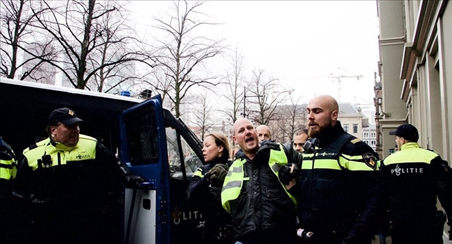 Hollanda´da Sarı Yelekler protestosu: 5 gözaltı