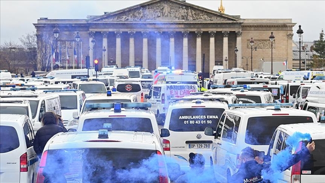 Fransa´da Ambulans Çalışanlarından Protesto