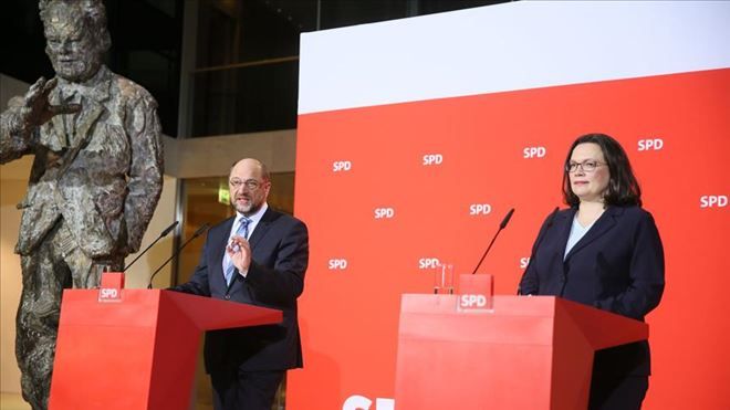 ALMANYA´DA SPD´NİN OYU DÜŞMEYE DEVAM EDİYOR