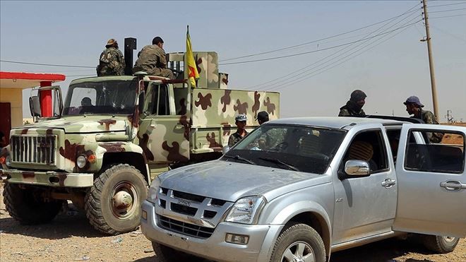 PYD/PKK ARAP KIZLARINI DA ZORLA SİLAH ALTINA ALDI