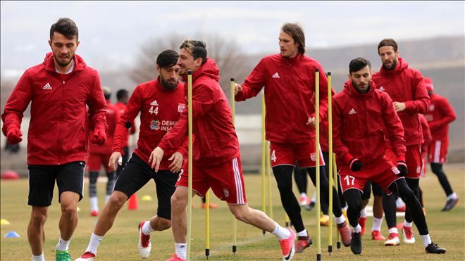 SİVASSPOR ÜST SIRALARDA KALMAYI HEDEFLİYOR