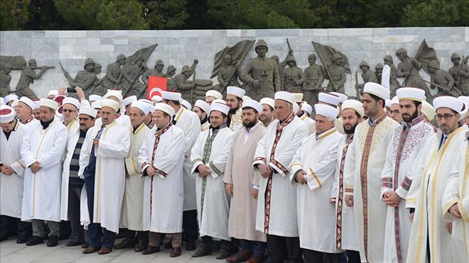 DİN GÖREVLİLERİ ŞEHİTLER DİYARINDA MEHMETÇİK İÇİN DUA ETTİ