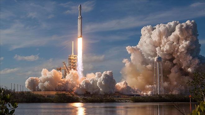 DÜNYANIN EN GÜÇLÜ ROKETİ FALCON HEAVY UZAYA FIRLATILDI