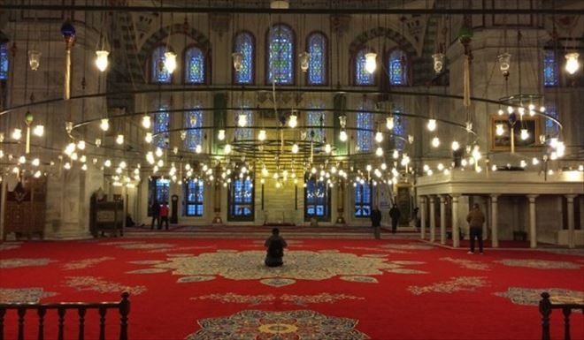 ARiFE GÜMÜŞ BİR KADIN OLARAK CAMİDE YAŞADIKLARINI YAZDI: KADINLAR CAMİLERİN NERESİNDE?